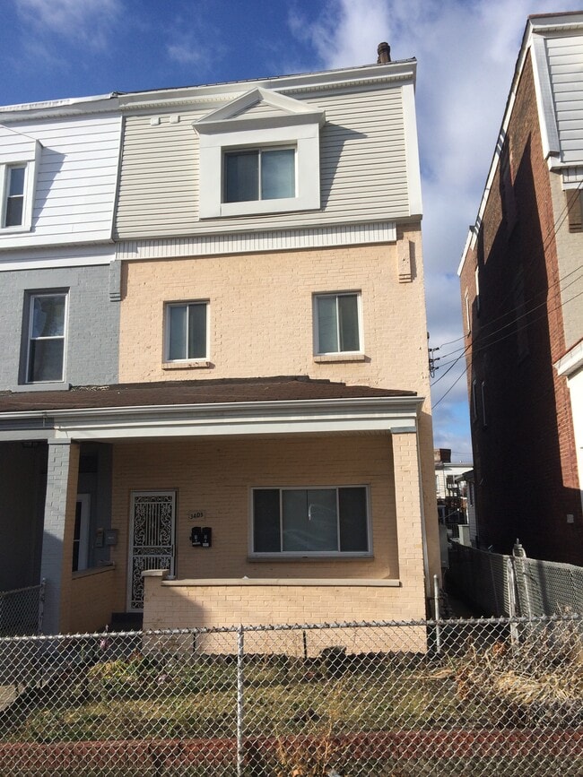 Building Photo - 3405 Ward St Unit 2 Bedroom