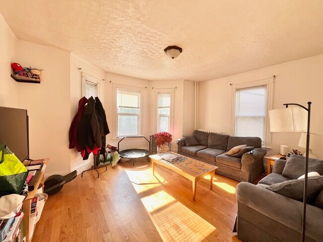Building Photo - 205 Hillside St Unit 1