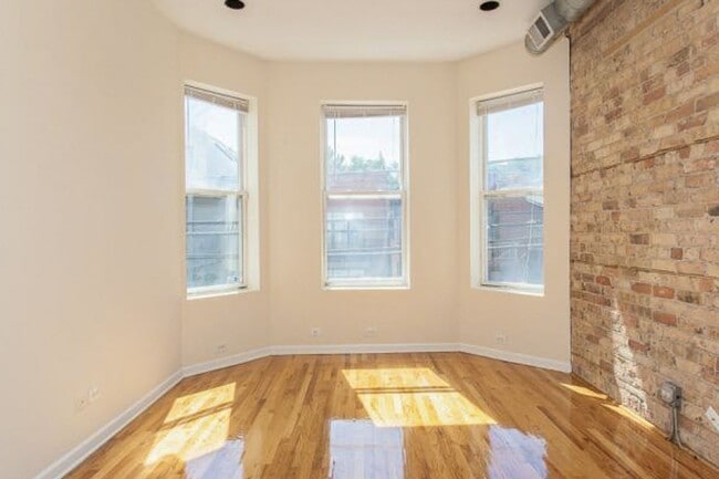 Photo - 2450 N Southport Ave Apartments Unit 2450-204