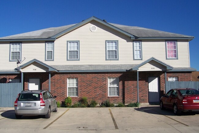 Building Photo - 7636 Windsor Oaks Unit 7636