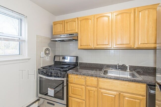Building Photo - 27-55 Green Street APT# 28A
