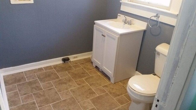 Building Photo - 701 runnion ave Unit 703 Runnion