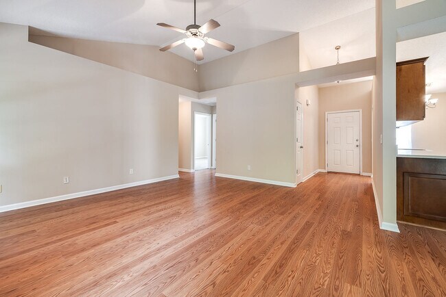 Photo - 868 Young Way