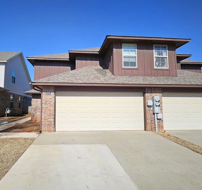 Building Photo - Super Location- 3 Bed-2.5 Bath