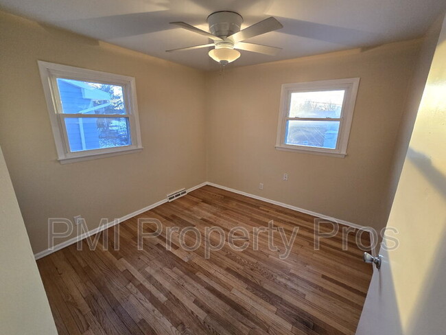 Photo - 6901 N 42nd St