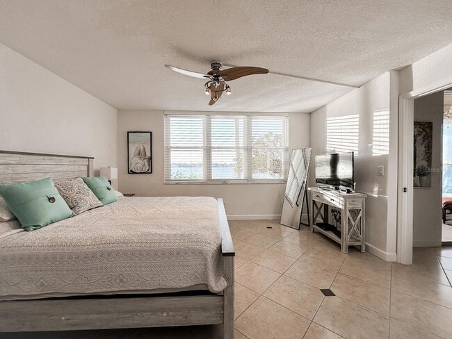 7920 Sun Island Dr S Unidad 102