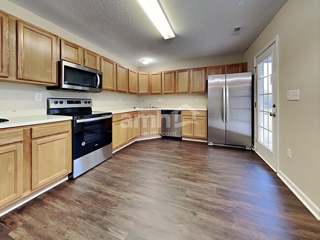 Photo - 470 Hainsworth Dr