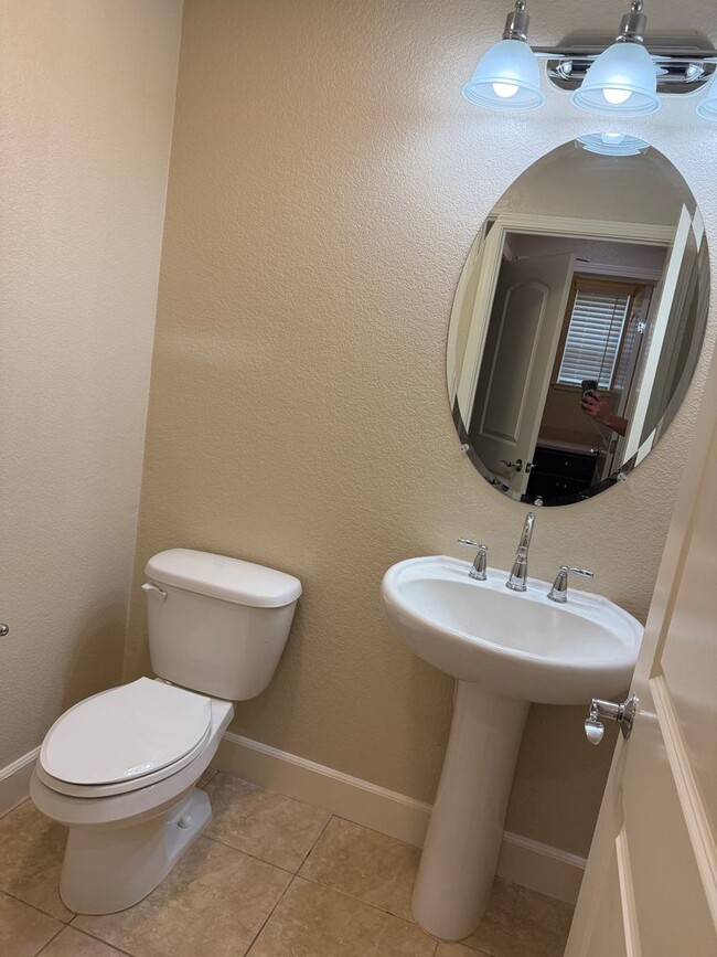 Photo - SPACIOUS 3 BEDROOM, 3.5 BATHROOM TOWNHOUSE IN AN EXCELLENT LOCATION. GARAGE. LAUNDRY. BALCONY. A ...