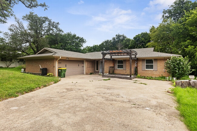 Building Photo - 701 Topeka Dr