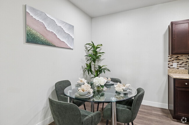 B1 - 2BR, 2BA - 978SF - Dining Room - POINTE AT GREENVILLE APARTMENTS