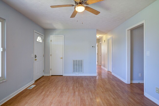 Building Photo - Very nice 4 bed 3 and a half bath home close to Boone Lake