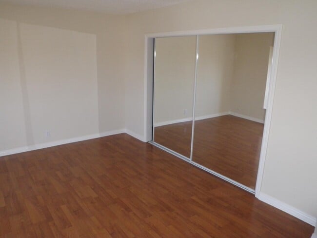 Building Photo - 3970 Ingraham St Unit 6