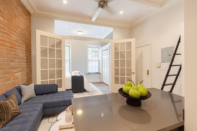 Building Photo - 350 W 21st St Rental