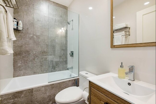 Second Full Bathroom with Deep Soaking Tub - 504 Maple St Unit 4