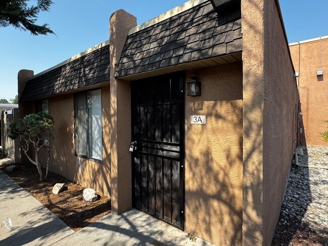 Charming 2 bedroom, 1 bath, 1 car garage u... - Charming 2 bedroom, 1 bath, 1 car garage u... House