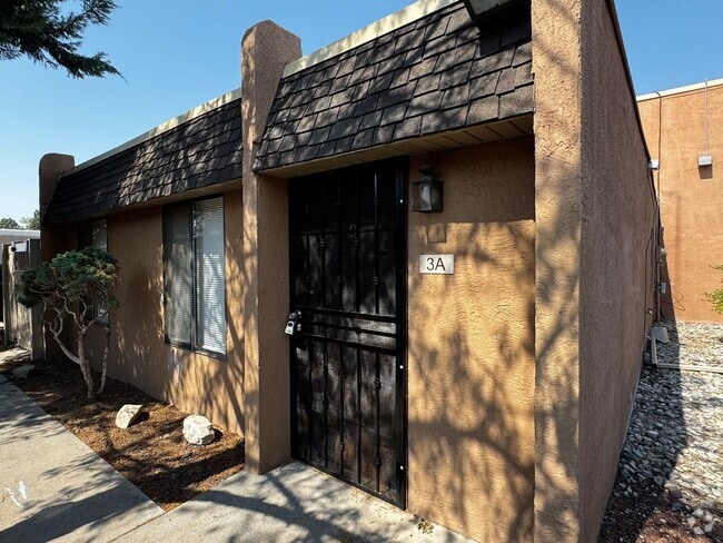 Building Photo - Charming 2 bedroom, 1 bath, 1 car garage u... Rental
