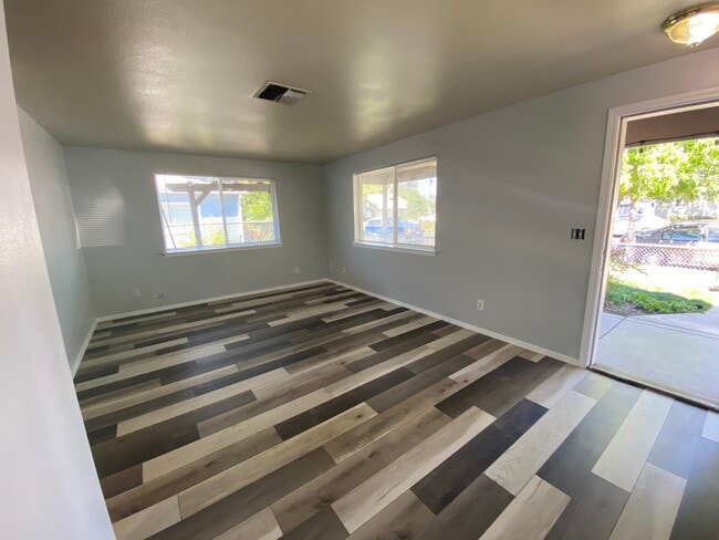 Building Photo - 1107 Niantic St Unit B Rental