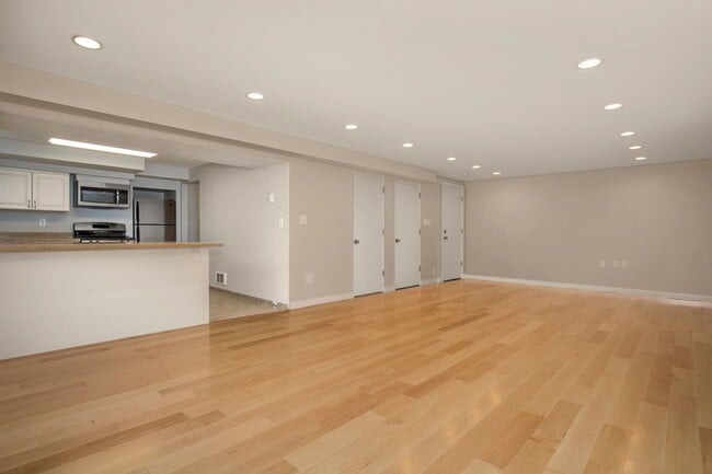 Building Photo - 1518 5th Ave W Unit E