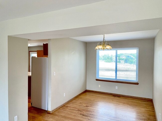 Photo - Fantastic 4 Bedroom Nestled in the heart of Old Farm!