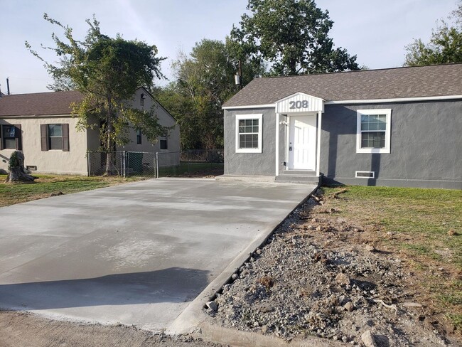 Newly remodeled 2 bed, 1 bath Duplex - Newly remodeled 2 bed, 1 bath Duplex House