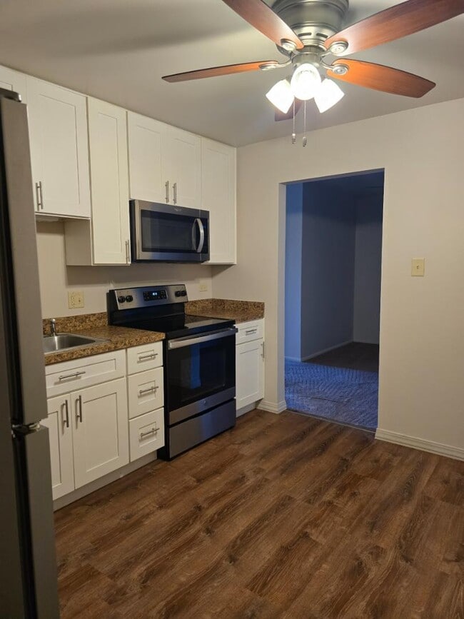 Building Photo - 941 N River Dr