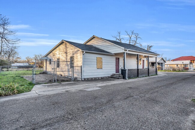 Photo - 523 18th St N