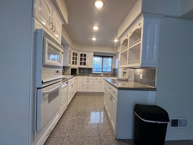 Photo - 3100 SE 122nd Ave Unidad Main house