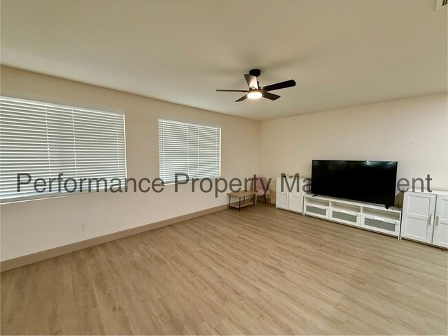 6107 Shasta Daisy Way