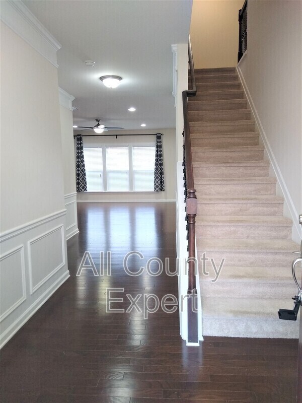 Photo - 635 Glenish CT