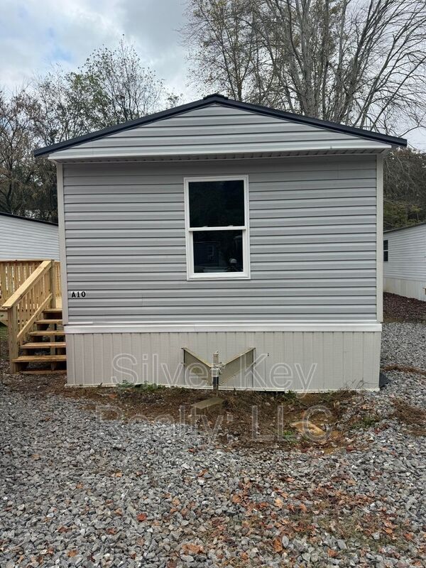 1004 S Jackson St House House Rental in Athens, TN