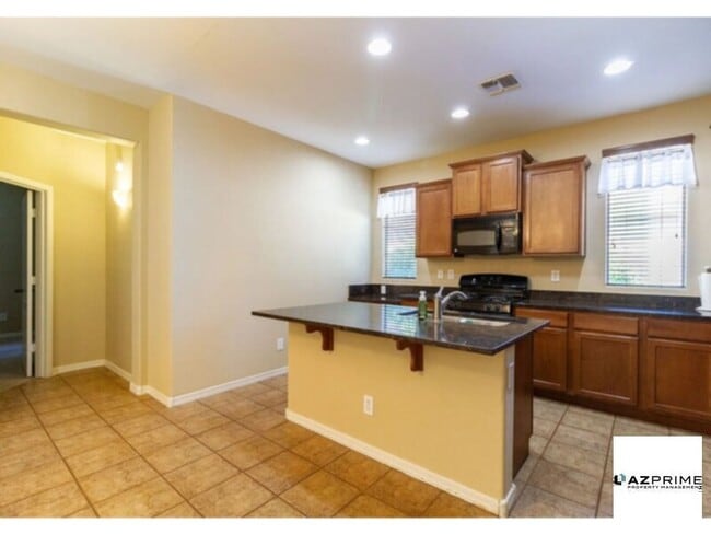 Building Photo - Gorgeous Apartment