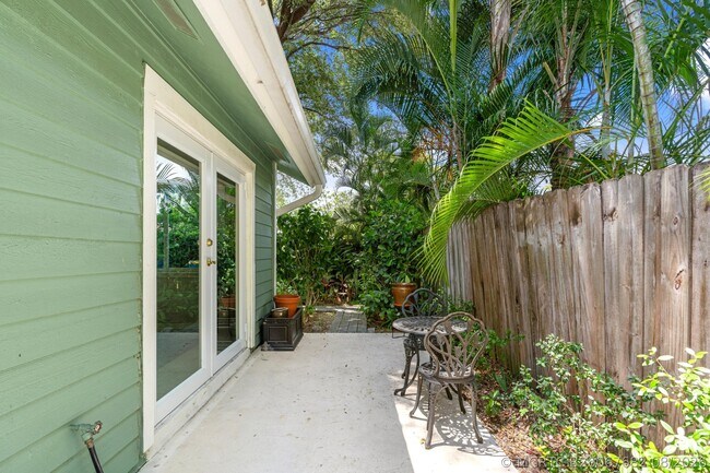 Photo - 433 Goldenwood Way