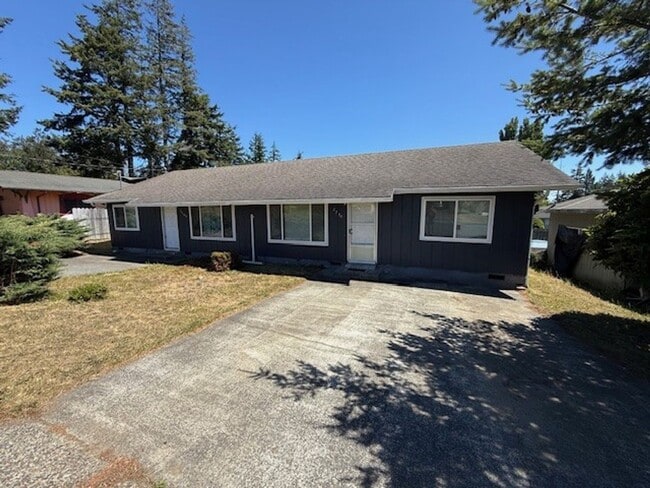 Building Photo - 33rd Street Duplex Unit 2770 33rd St Rental
