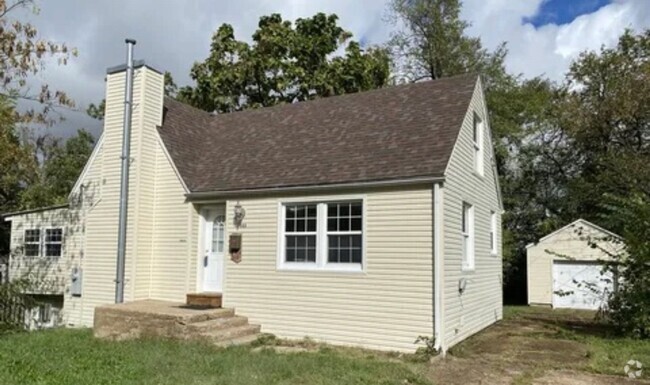 Building Photo - 3 bed/1 bath w/unfinished basement Rental