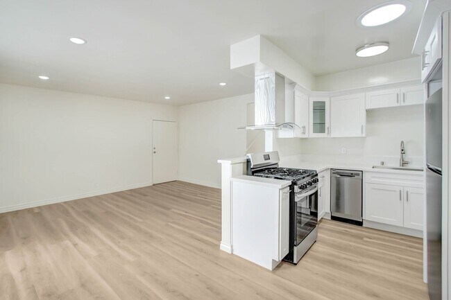 Photo - 1121 California Ave, North of Wilshire in ...