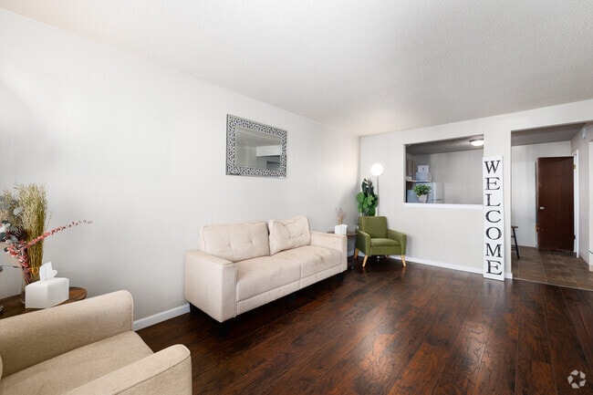 1BR, 1BA - 655SF - Living Room