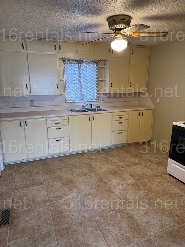Photo - 2 Bed 1 bath house with attached garage in El Dorado!
