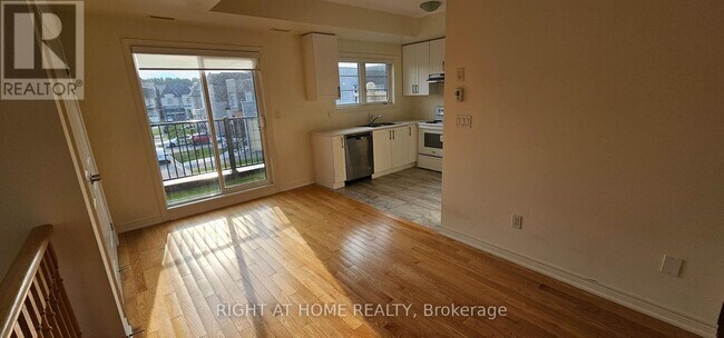 Photo - 9430 Bayview Ave