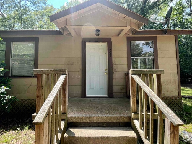 Building Photo - 517 N Live Oak St Rental