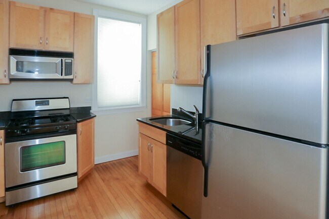 Photo - 1950 W Leland Ave Unit 2