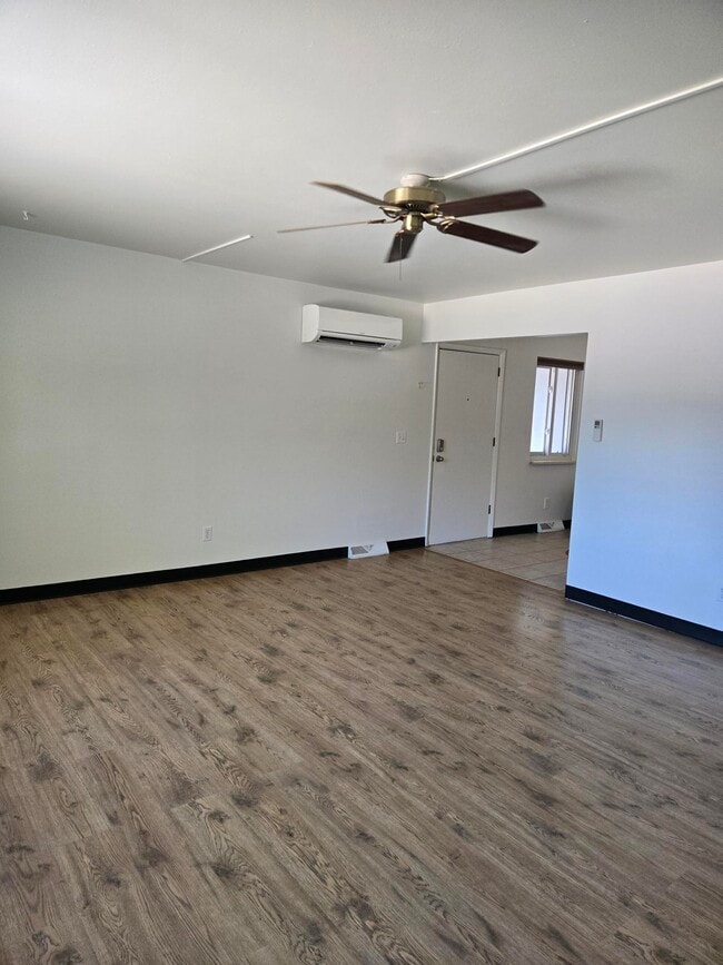 Spacious living area - 2751 Leisure Dr Unit Leisure Drive