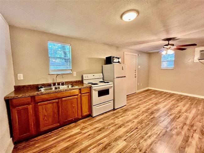 Photo - 904 1/2 Denton Street Unit