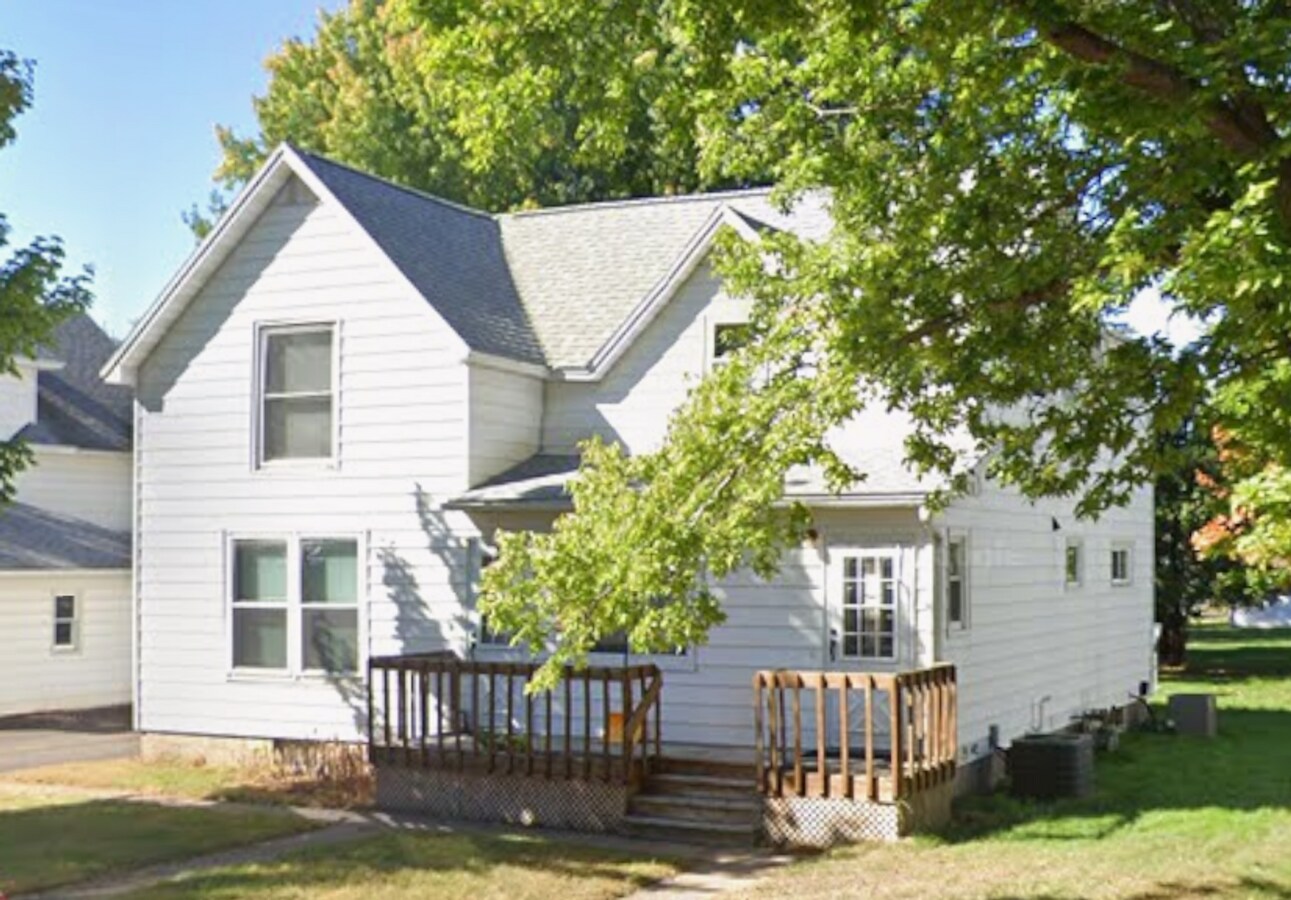 2 Bedroom / 1 Bathroom - Upper Unit - 2 Bedroom / 1 Bathroom - Upper Unit