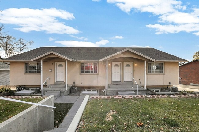 Building Photo - 2112 Dakota Ave