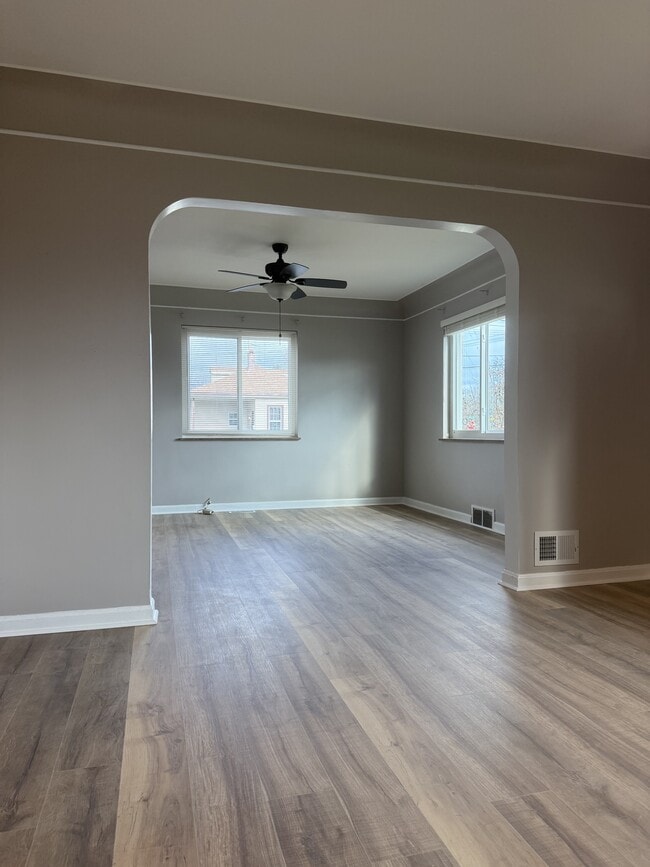 Photo - 9515 Railroad Ave