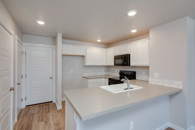 Photo - Beautiful, Modern 2 Bedroom Cottage Available!