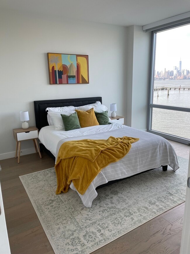 Bedroom with queen bed - 1200 Harbor Blvd Unit Harbor