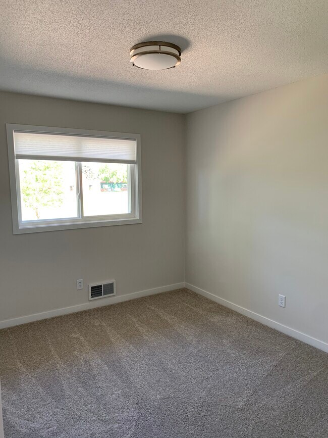 Photo - 928 Bartelmy Ln N