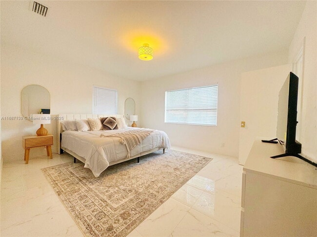 Building Photo - 1625 Hollywood Blvd