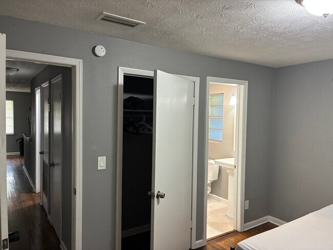 Photo - 3126 Martha St Unit room 6